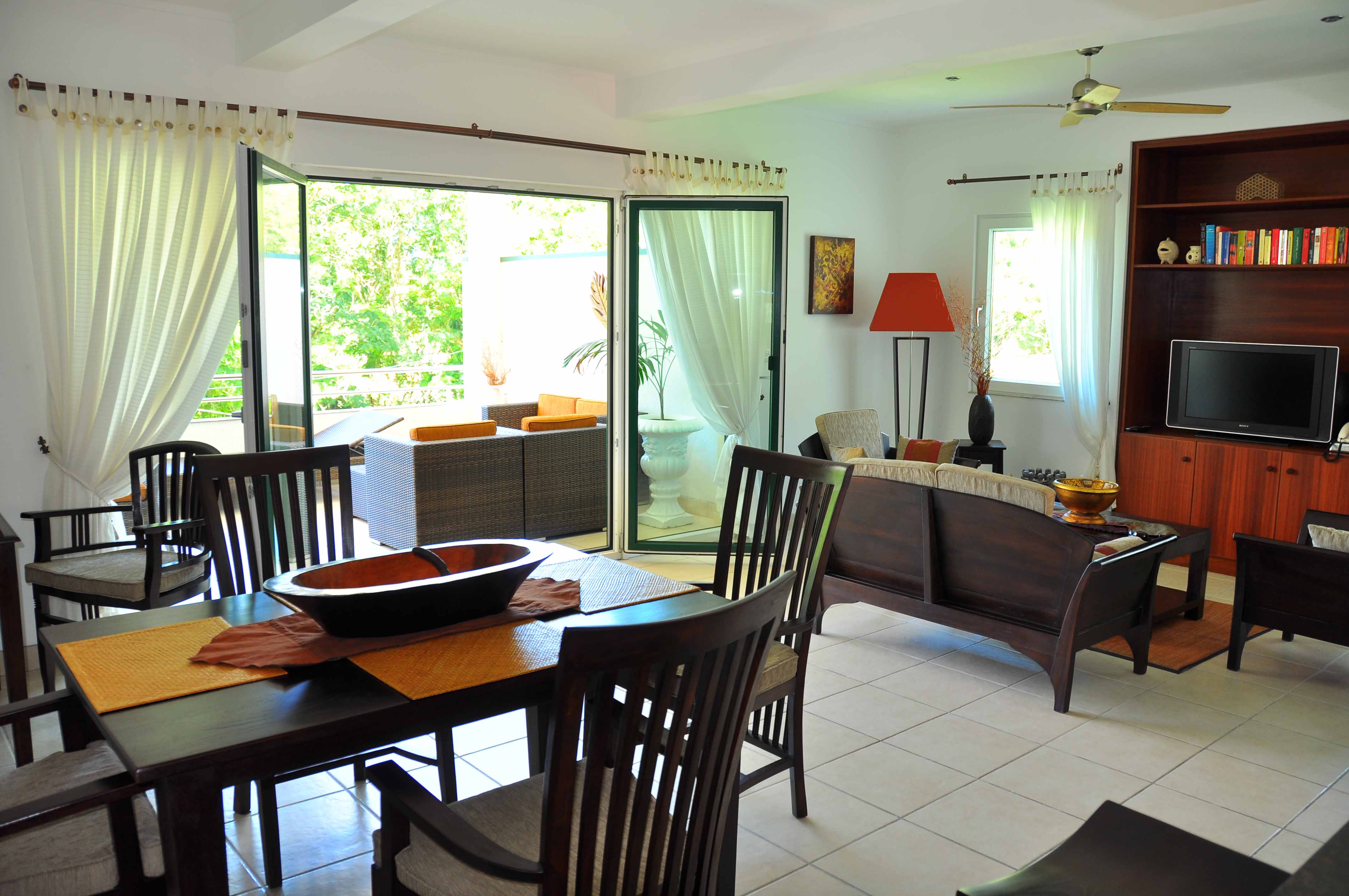 All apartments of the Hanneman Residence in Seychelles are self-catering. They feature open-plan kitchen fully equiped with he most modern and brand new machinary. You will enjoy preparing the delicious fish and discover vegetable and tropical fruits bought at the lively market of Victoria, 5 km away.